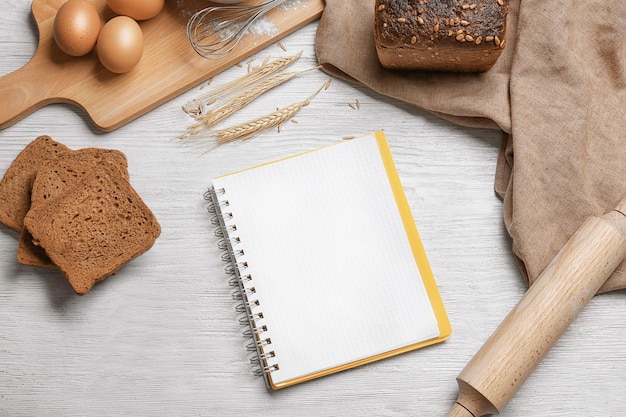 Кухонный стол с рецептами